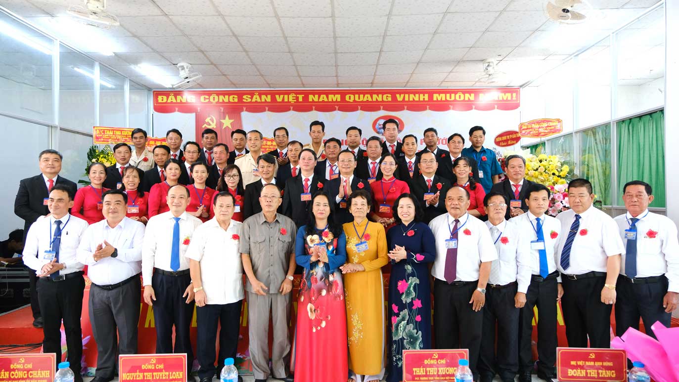 Các đại biểu chụp ảnh cùng Ban Chấp hành