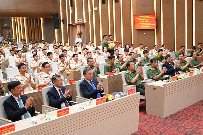 Một trong các hoạt động đại hội sáng nay là Tổng Bí thư Tô Lâm gặp mặt các điển hình tiên tiến về tham dự Đại hội “Vì an ninh Tổ quốc” lần thứ IX. Ảnh: Việt Trung