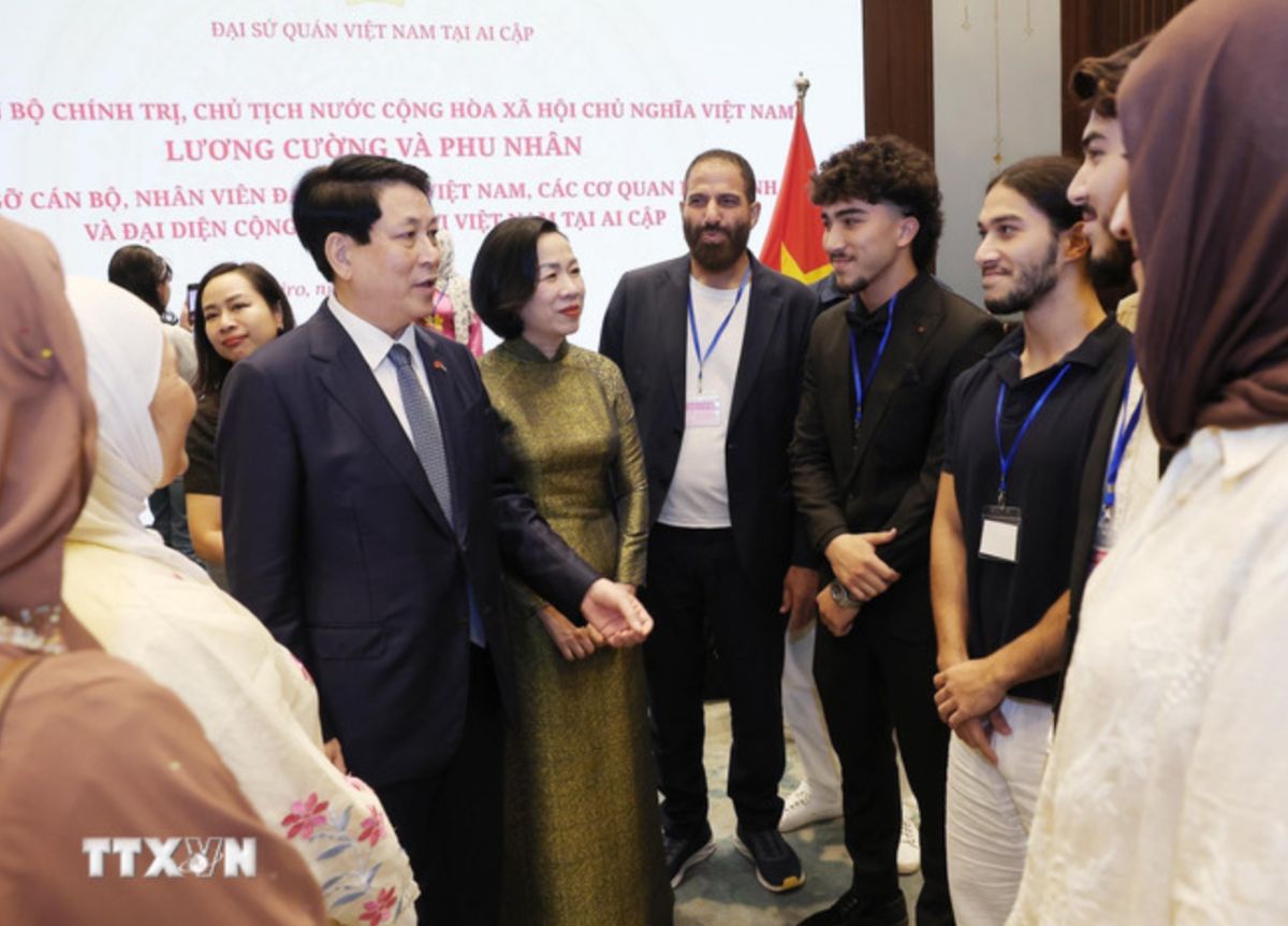 Chủ tịch nước Lương Cường và Phu nhân với kiều bào đang làm việc, sinh sống tại Ai Cập. Ảnh: TTXVN