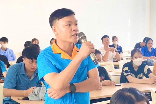 Người lao động góp ý dự thảo Báo cáo chính trị Đại hội đại biểu Đảng bộ tỉnh Quảng Ninh