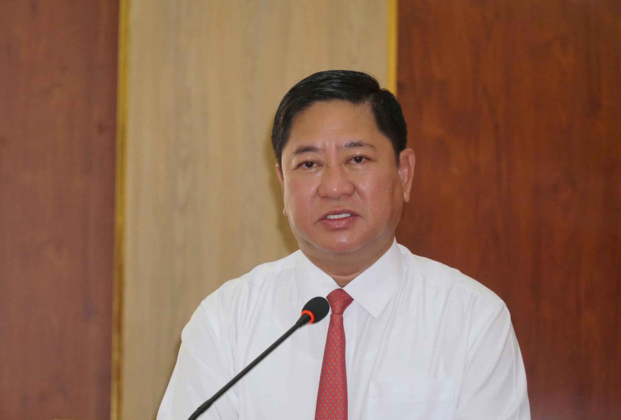 Chủ tịch UBND tỉnh Khánh Hòa Trần Quốc Nam phát hiểu tại hội nghị. Ảnh: Hữu Long