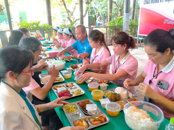 Ông Nguyễn Phú Hoàng – Chủ tịch Liên đoàn Lao động tỉnh Lâm Đồng (áo xanh) tham dự “Bữa cơm Công đoàn” tại Chi nhánh Công ty TNHH May mặc First Team Việt Nam. Ảnh: Lê Hùng
