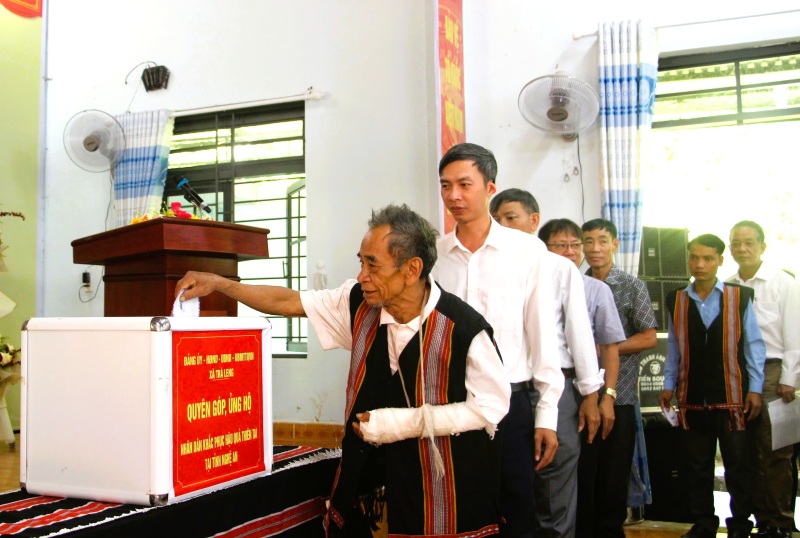 Bà con Trà Leng, TP.Đà Nẵng quyên góp hơn 120 triệu đồng giúp đồng bào lũ lụt Nghệ An chỉ sau 1 buổi sáng vận động. Ảnh: Lê Vương