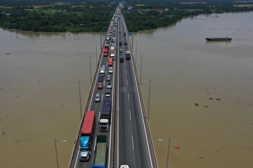 Xe cộ ken đặc trên mặt cầu Long Thành – điểm nghẽn nghiêm trọng trên tuyến cao tốc hiện hữu. Ảnh: Anh Tú