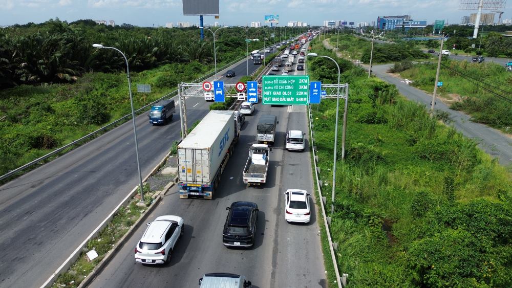 Hình ảnh tuyến cao tốc TPHCM – Long Thành – Dầu Giây ( đoạn qua địa bàn TP Thủ Đức trước đây) luôn trong tình trạng đông đúc. Ảnh: Anh Tú