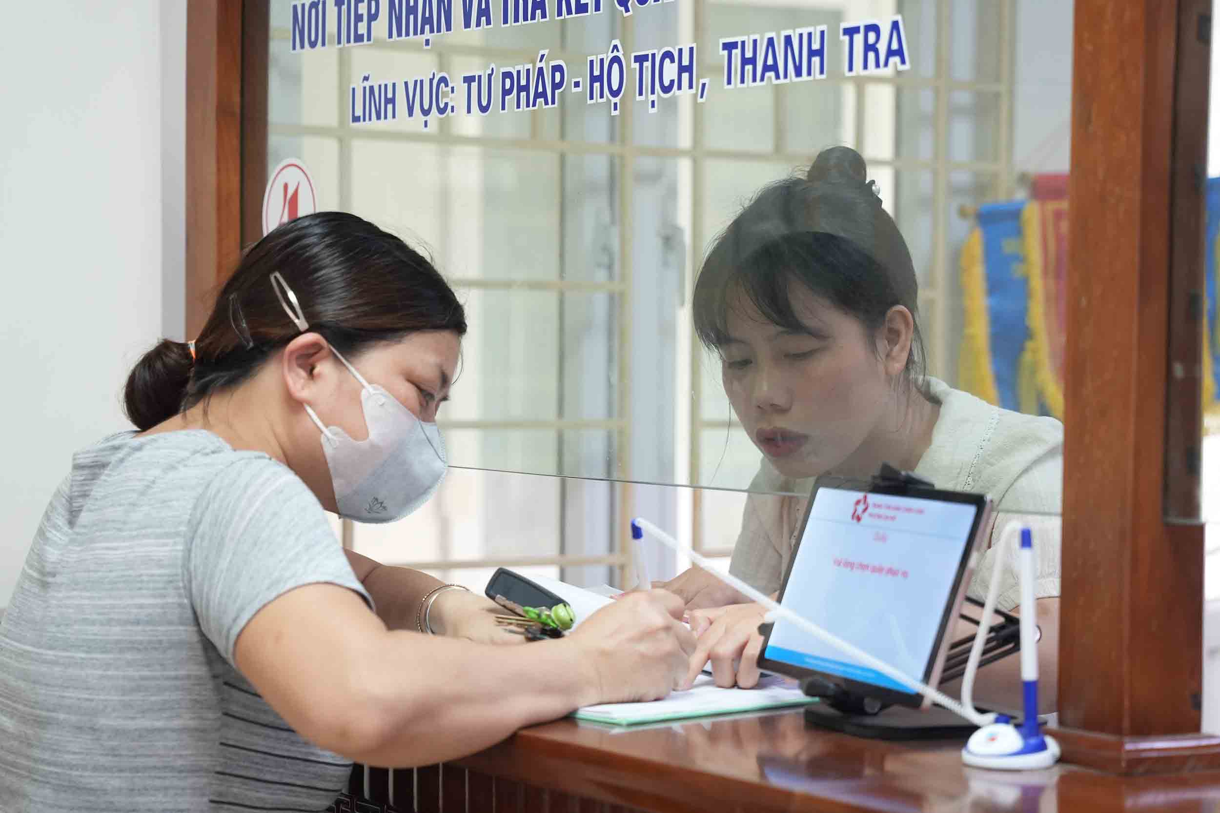 Thủ tục cấp sổ đỏ cho người dân hiện nay được thực hiện tại cấp xã. Ảnh: Anh Tuấn