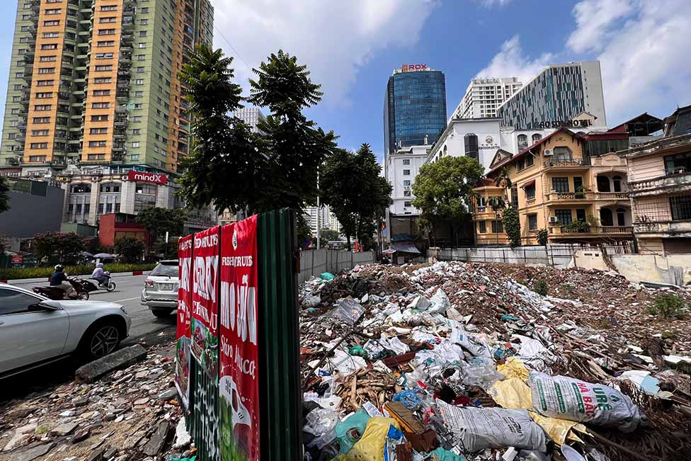 Phế thải xây dựng ngổn ngang tại các điểm giải phóng mặt bằng ở nút giao Nguyễn Chí Thanh - Đê La Thành. Ảnh: Hữu Vũ