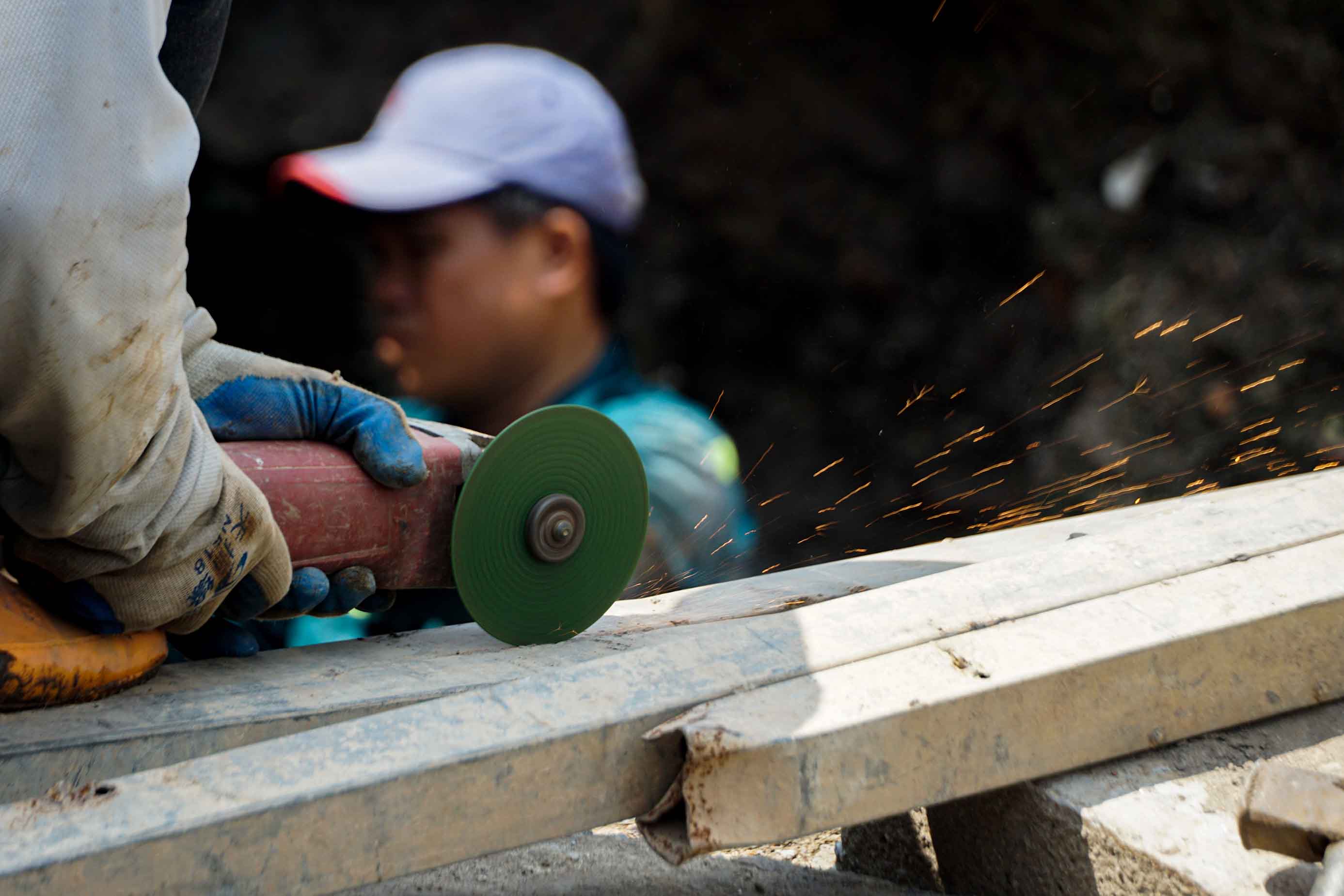 Công nhân tiến hành thi công một số hạng mục tại nút giao Láng Hạ - Đê La Thành. Ảnh: Hữu Vũ