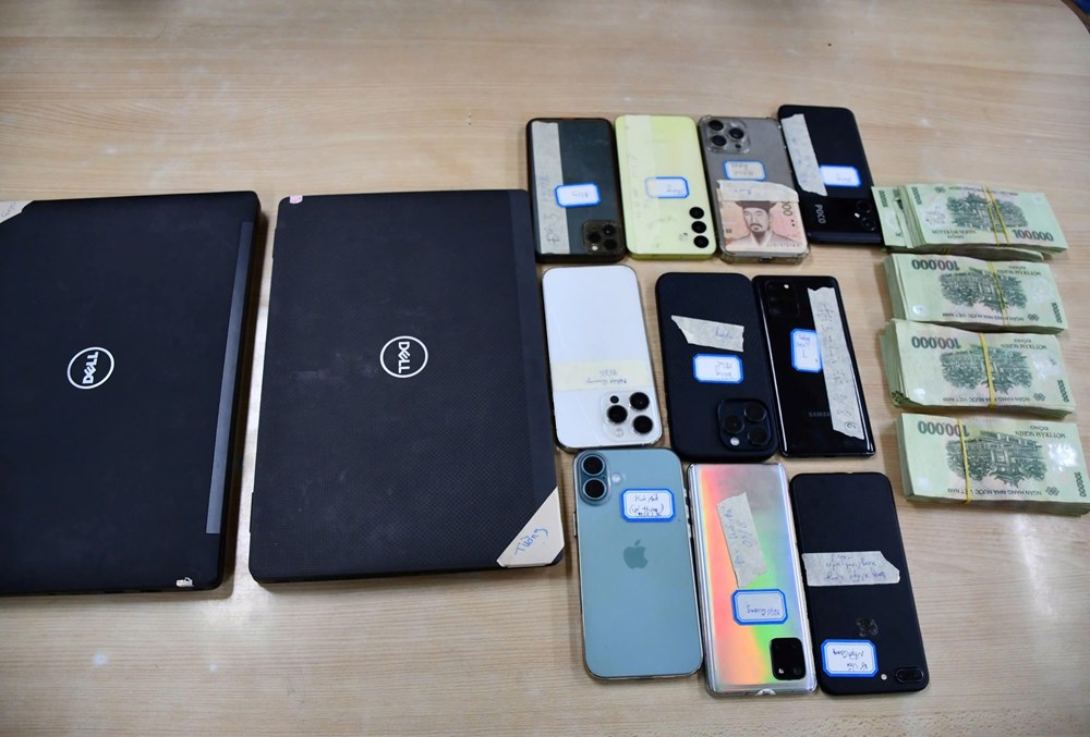 Tạm giữ nhóm lừa đảo chiếm đoạt hơn 10 tỉ đồng qua Facebook - ảnh 1