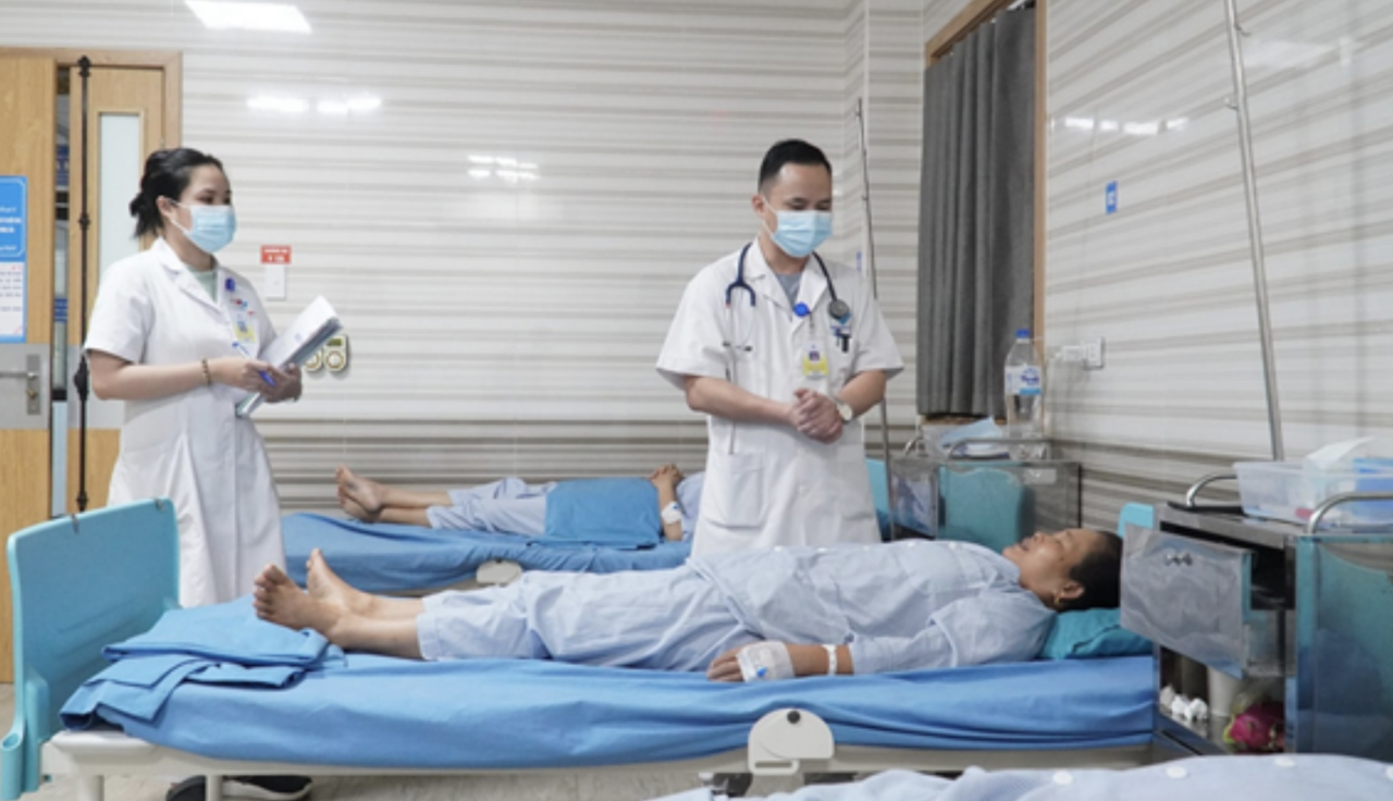 Các bác sĩ đang thăm khám tại Bệnh viện Đa khoa Hùng Vương (Phú Thọ). (Ảnh: PV)