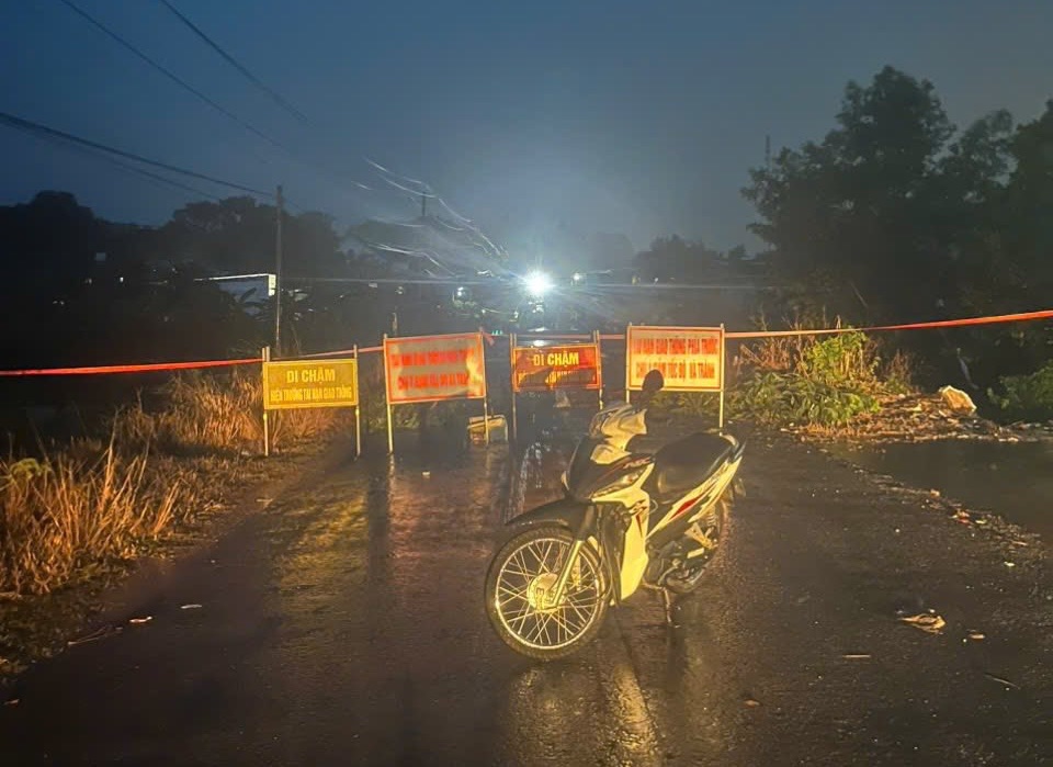 Cơ quan chức năng phong tỏa hiện trường một đoạn cầu ở phường Chọn Thành, tỉnh Đồng Nai bị sập lún. Ảnh: Phường Chơn Thành