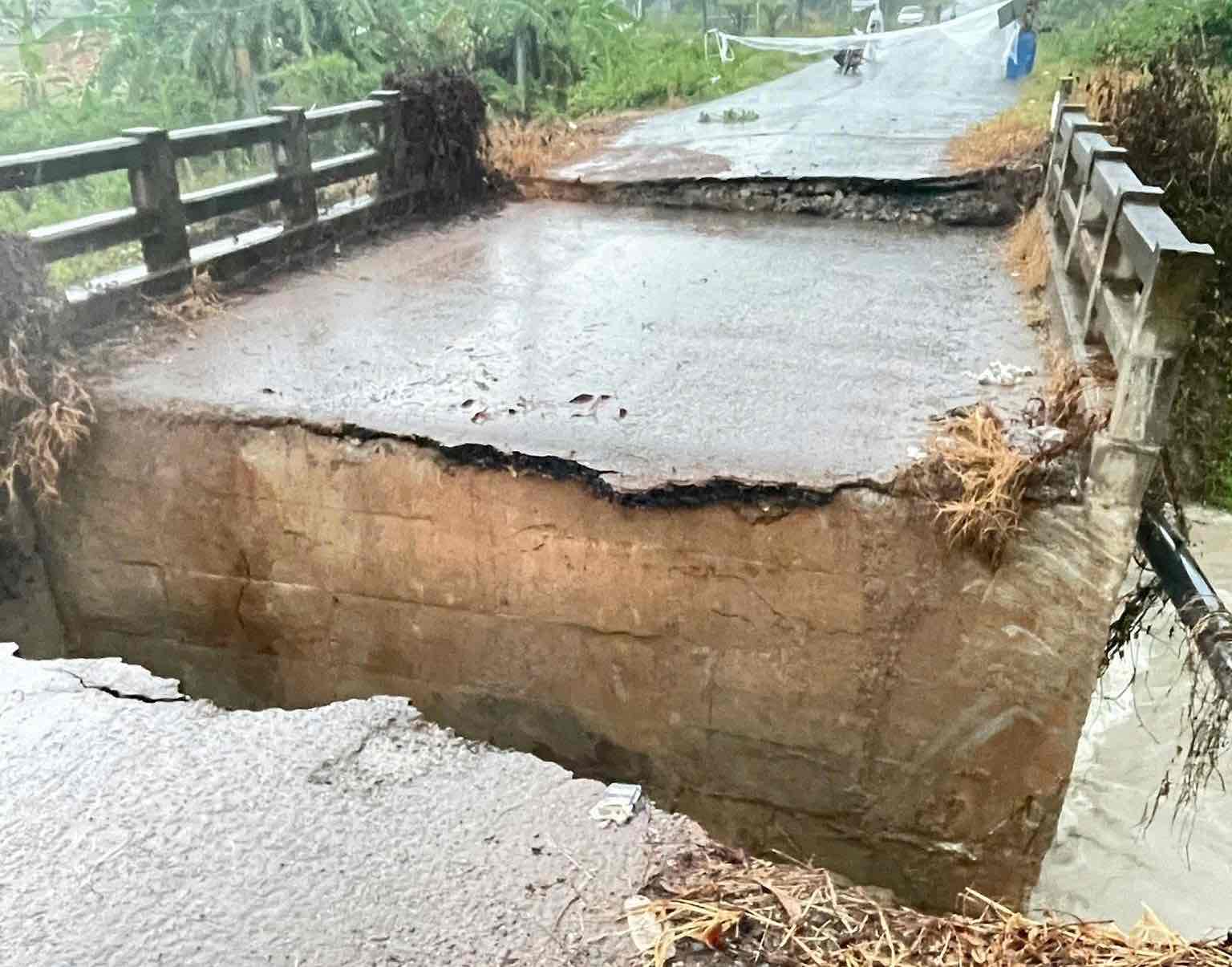 Hiện trường một đoạn cầu ở phường Chọn Thành, tỉnh Đồng Nai bị sập lún. Ảnh: Phường Chơn Thành