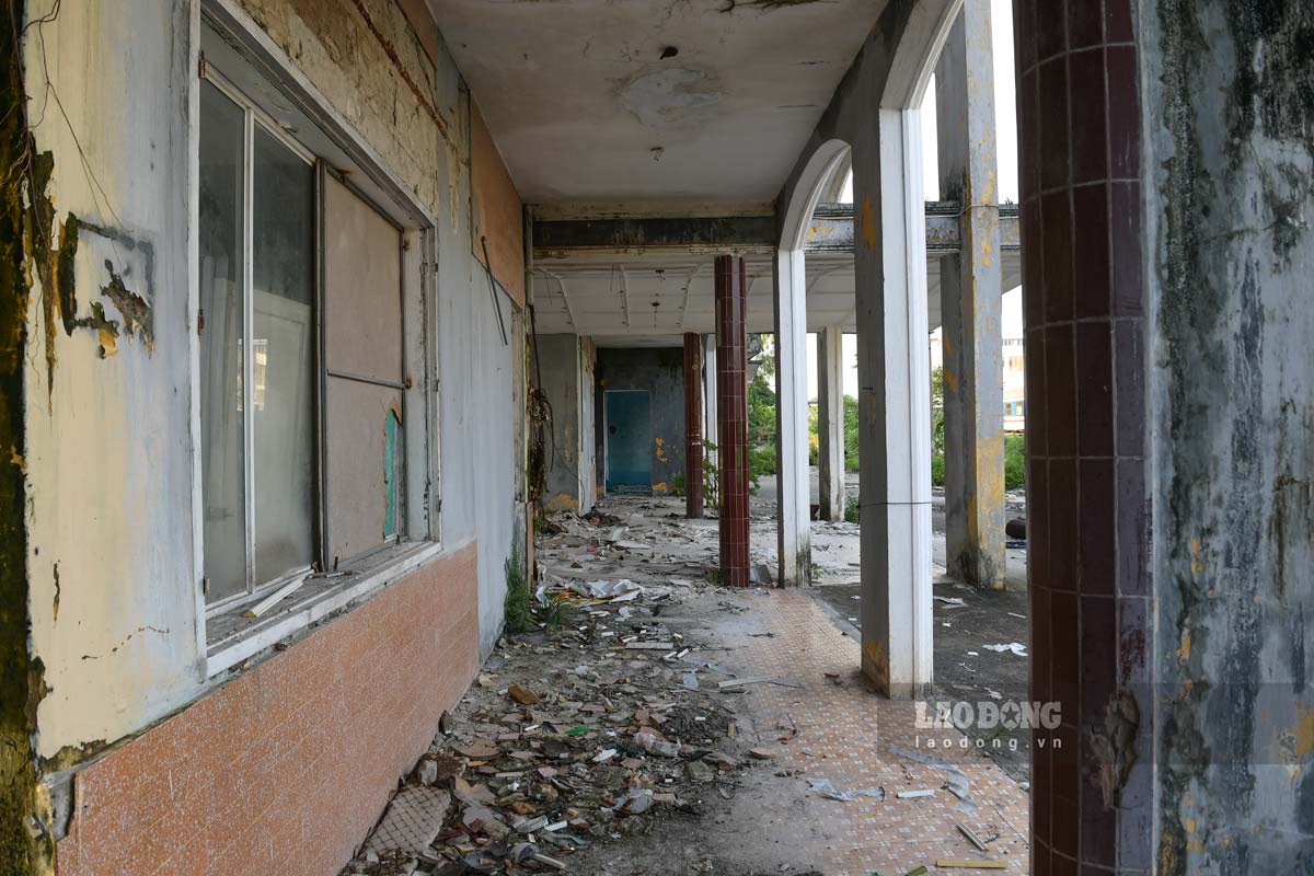 Cảnh hoang tàn, nhếch nhác ở khu vực ga sau nhiều năm dừng hoạt động. Ảnh: Lương Hà