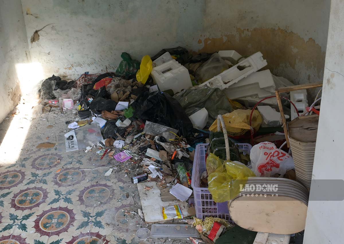 Nhiều vị trí trở thành nơi chứa rác thải. Ảnh: Lương Hà