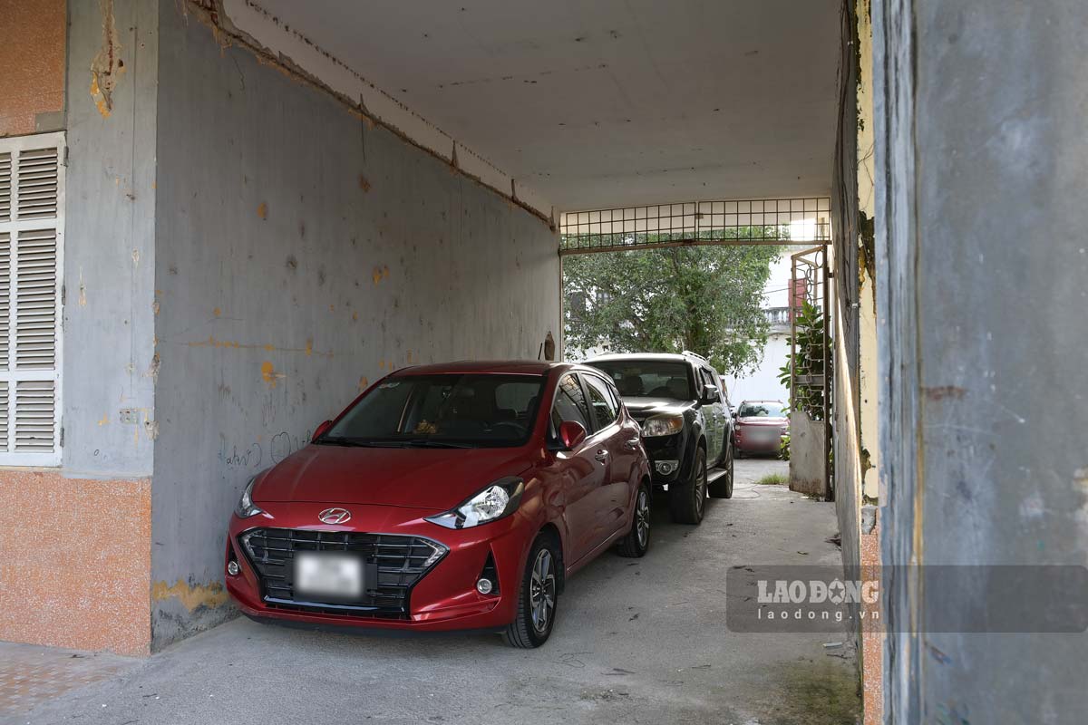 Phía bên trong nhà ga người dân tận dụng đỗ xe ô tô. Ảnh: Lương Hà