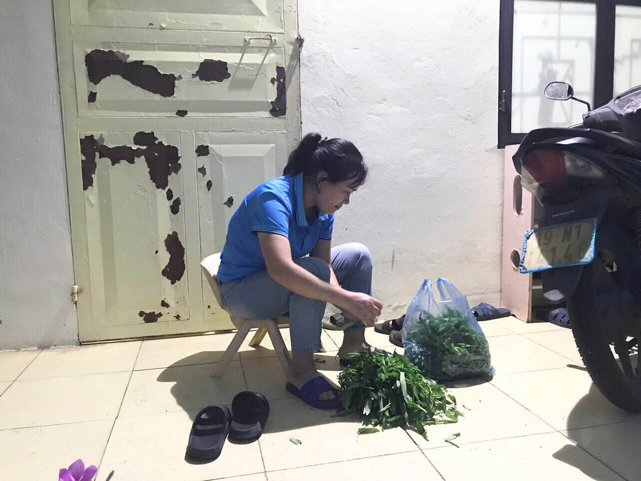 Nhiều công nhân ở Phú Thọ phải tính toán từng bữa ăn, gom góp từ quê, xoay xở chi tiêu hàng ngày để nuôi gia đình giữa “bão giá“. Ảnh: Yên San