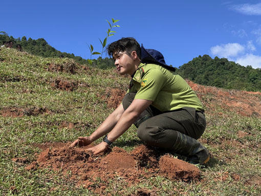 Anh Lê Viết Chung tin rằng những mầm xanh hôm nay sẽ trở thành cánh rừng bạt ngàn.