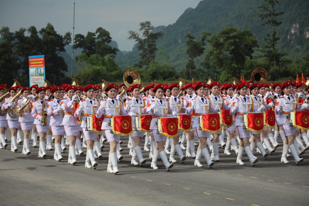 Khối nữ chiến sĩ quân nhạc tổng hợp luyện diễu binh diễu hành. Ảnh: Trần Vương