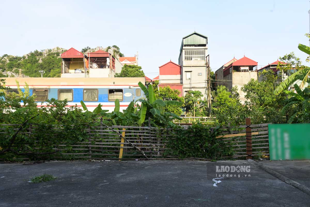 Những toa tàu nằm trơ, phơi nắng. Ảnh: Lương Hà