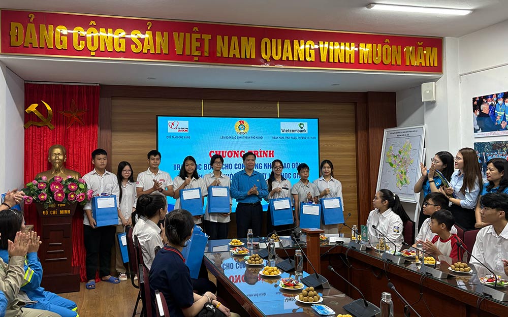 50 học bổng do Ngân hàng Vietcombank tài trợ thông qua Quỹ Xã hội từ thiện Tấm lòng Vàng đã được trao cho con công nhân lao động khó khăn trên địa bàn thành phố Hà Nội. Ảnh: Ý Yên