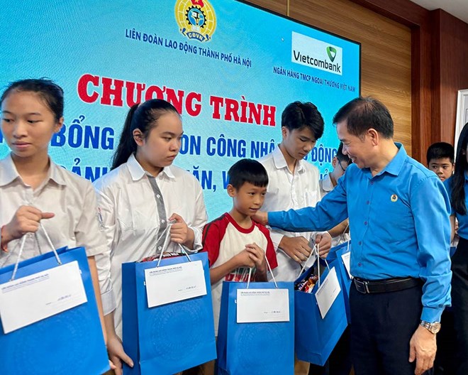 Trao 50 suất học bổng cho con công nhân lao động khó khăn tại Hà Nội