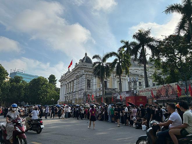 Khán giả xếp hàng dài phía bên cổng Nhà hát Lớn. Ảnh: Quỳnh An