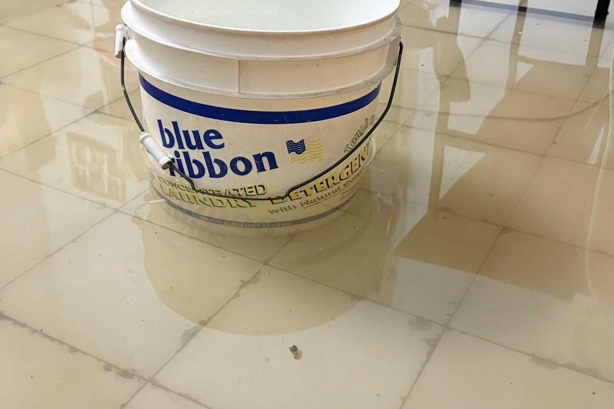 Nước tràn vào nhà dân, ngập hơn 10cm. Ảnh: Thành An