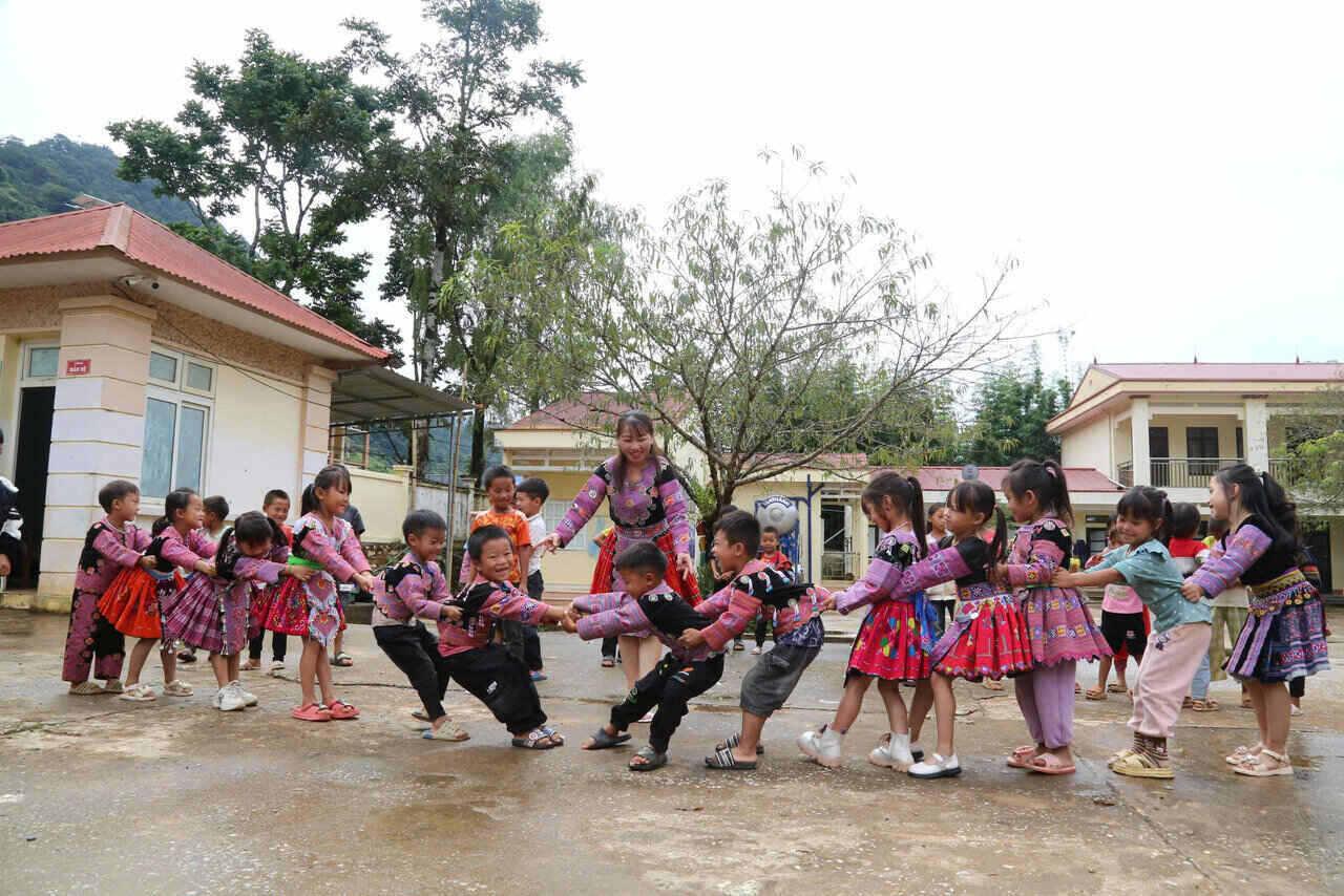 Ngoài giờ học tiếng Việt, các em học sinh vùng cao còn được tham gia các trò chơi, một hoạt động ý nghĩa trong kỳ nghỉ hè. Ảnh: Bình Khang