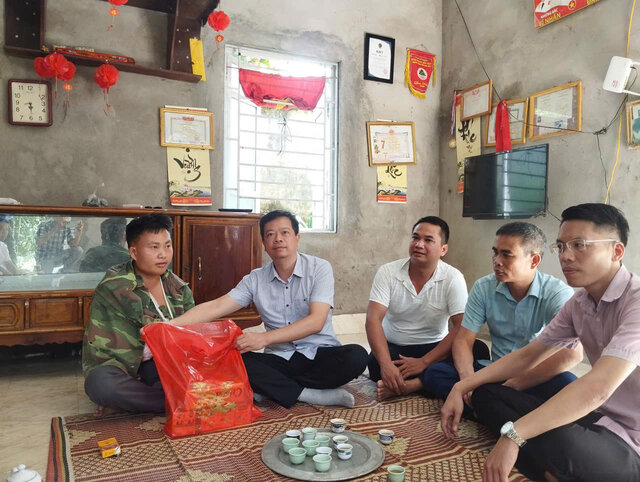 Lãnh đạo xã Toàn Thắng thăm hỏi, động viên anh Bùi Anh Thơ - người bị chấn thương khi đi xử lý xác lợn trôi nổi trên suối. Ảnh: UBND xã Toàn Thắng