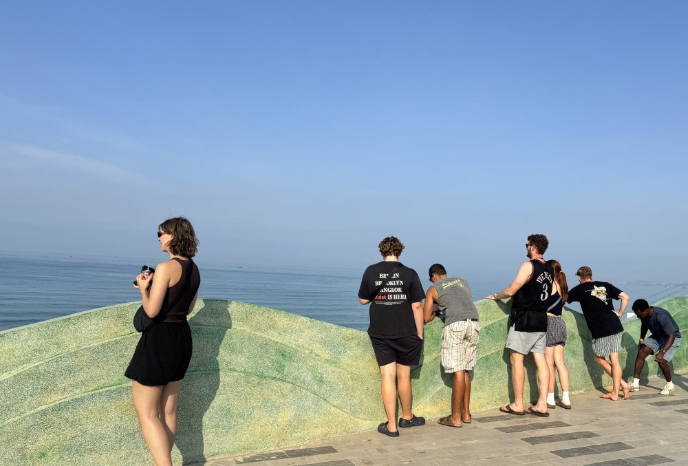 Du khách tham quan, chụp ảnh ở làng chài Mũi Né. Ảnh: Duy Tuấn