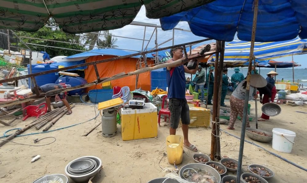 Việc tháo dỡ thực hiện sau khi địa phương 2 lần yêu cầu các hộ kinh doanh tự tháo dỡ nhưng không thực hiện. Ảnh: Duy Tuấn