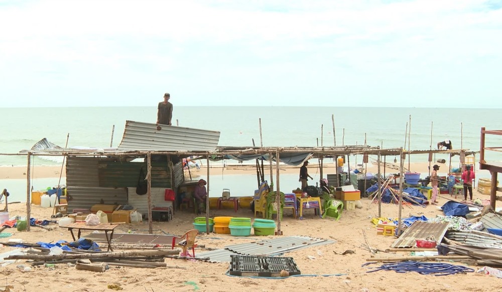 Tháo dỡ các lều quán tự dựng trái phép ở Long Sơn Suối Nước, phường Mũi Né. Ảnh: Duy Tuấn