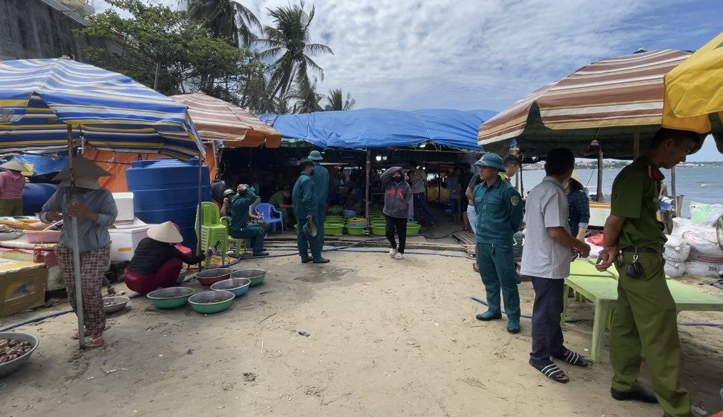 Các lực lượng tháo dỡ lều quán tại làng chài Mũi Né. Ảnh: Duy Tuấn