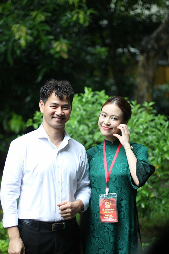 Hoàng Thùy Linh chụp ảnh kỷ niệm cùng NSND Xuân Bắc. Ảnh: Nhân vật cung cấp