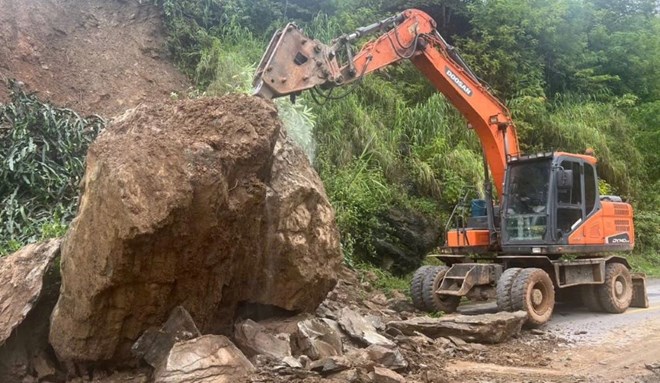 Đá khổng lồ rơi chắn ngang quốc lộ, một gia đình thoát nạn trong gang tấc