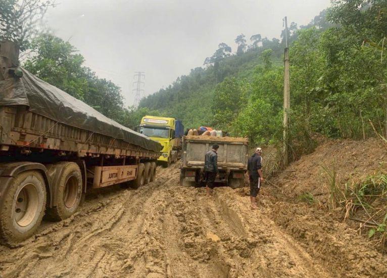 Hạ tầng xuống cấp, QL14D biến thành “tử lộ” ở vùng cao Đà Nẵng. Ảnh: Phi Long