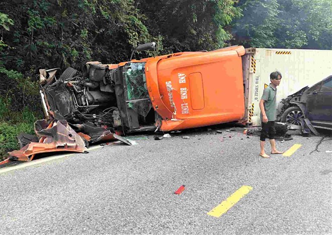 Xe container lật ngang trên đèo Bảo Lộc, giao thông ách tắc hai chiều