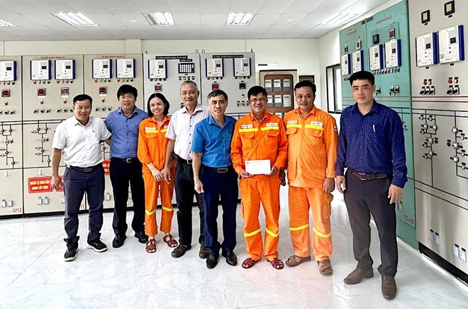 Động viên người lao động thực hiện nhiệm vụ đảm bảo cung cấp điện cho Đại lễ A80
