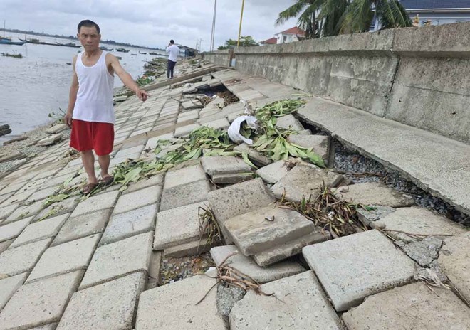 Kè chắn sóng bị sạt lở, thôn dân bất an