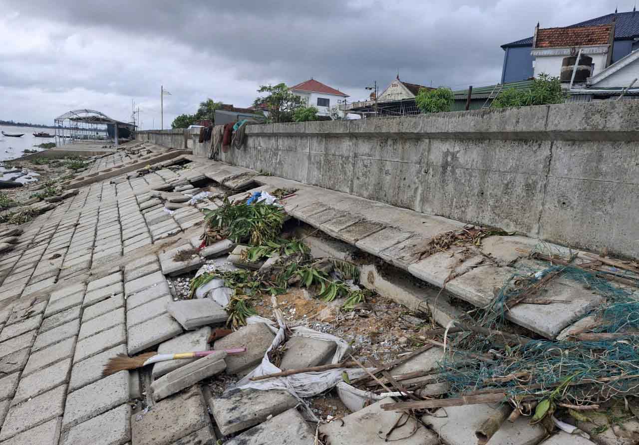 Ngay phía sau kè chắn sóng này là khu dân cư nên người dân lo lắng khi kè bị sạt lở. Ảnh: Trần Tuấn.