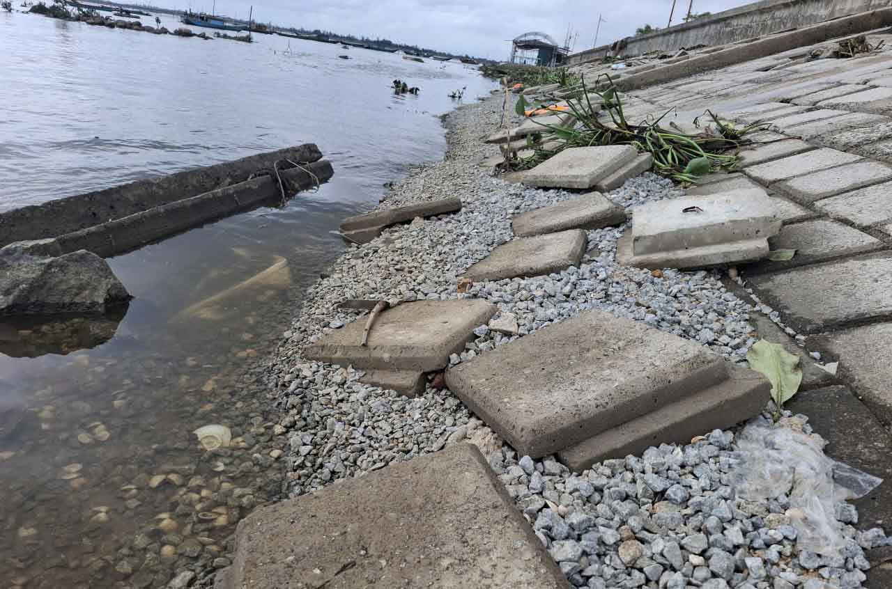 Những tấm bê tông kè chắn sóng bị sóng đánh dạt ra. Ảnh: Trần Tuấn.
