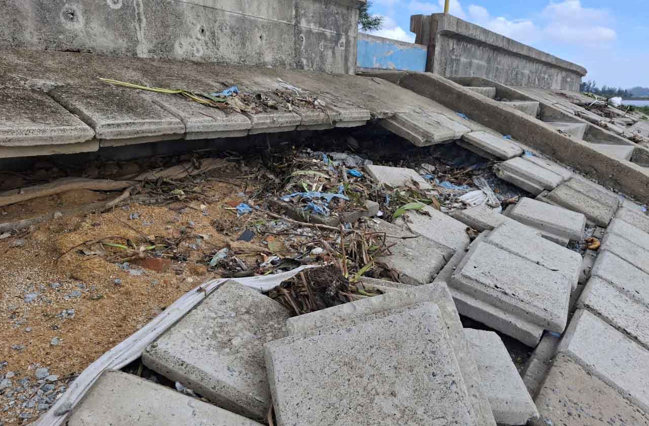 Nếu không khắc phục kịp thời sẽ nguy cơ tiếp tục sạt lở thêm.Ảnh: Trần Tuấn.