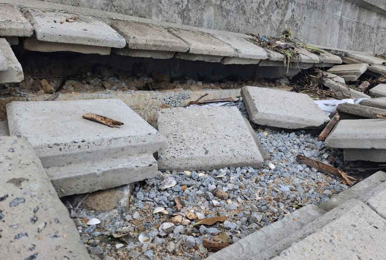 Nhiều vị trí sạt lở hở hàm ếch. Ảnh: Trần Tuấn.