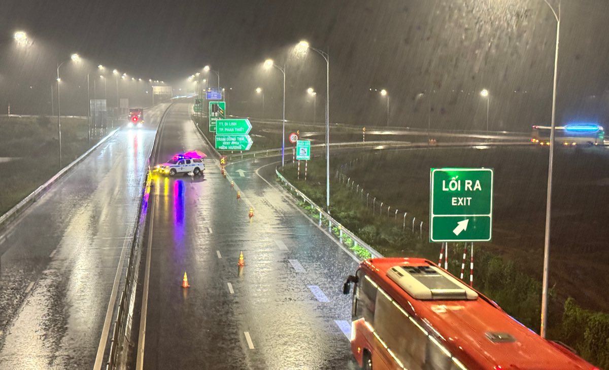 CSGT tạm đóng bên phần đường cao tốc Vĩnh Hảo - Phan Thiết hướng Bắc - Nam từ nút giao Ma Lâm. Ảnh: Duy Tuấn