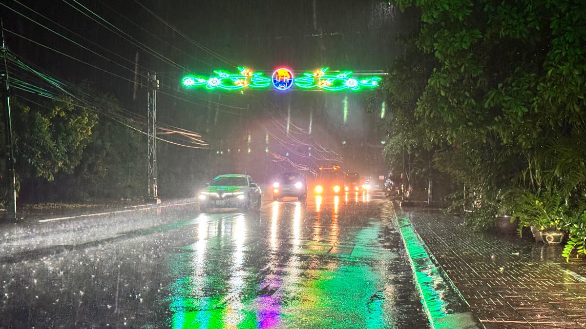 Các xe khách lưu thông trên Quốc lộ 28. Ảnh: Duy Tuấn