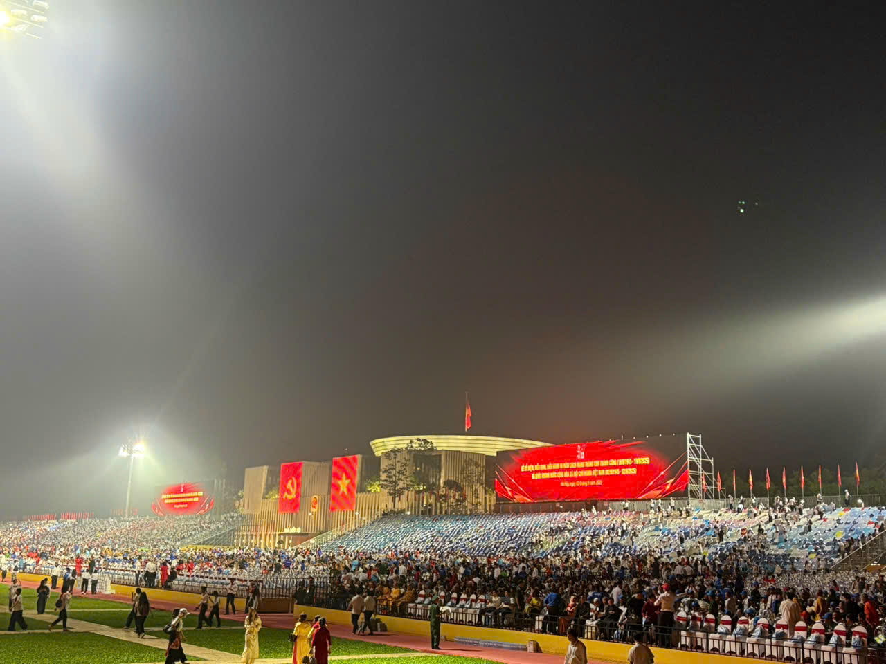 Không khí chộn rộn từ khi trời chưa sáng