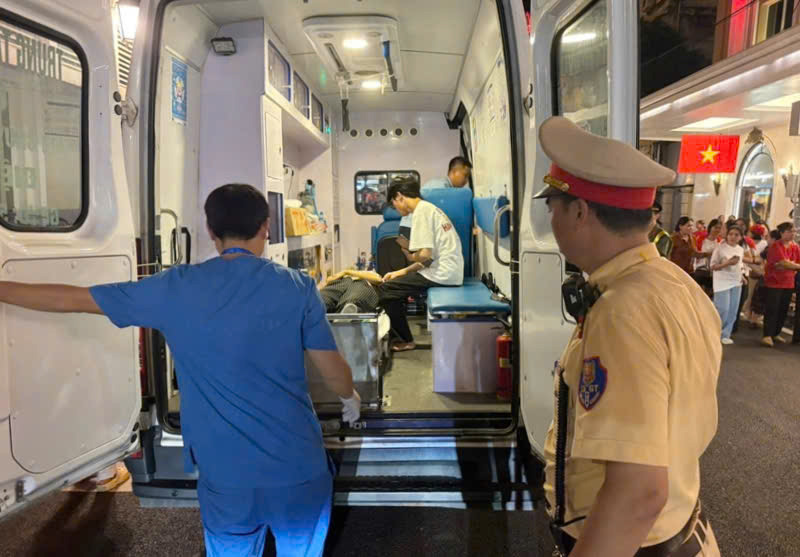 Nạn nhân được hỗ trợ y tế kịp thời. Ảnh: Tiến Trạch