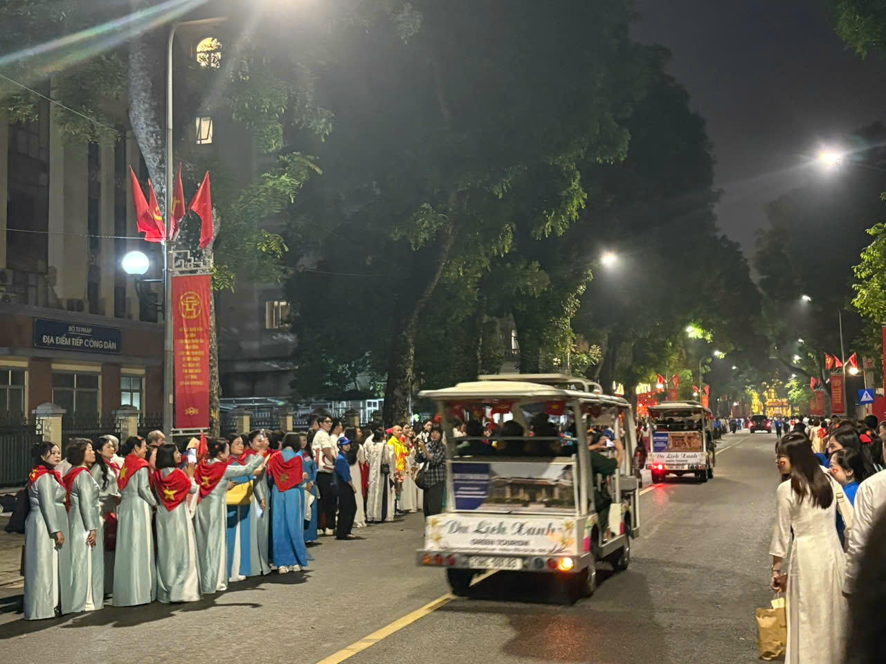 Từ 3h sáng, xe đưa đón các Cựu chiến binh và các khối đứng đã tập trung di chuyển về Quảng trường