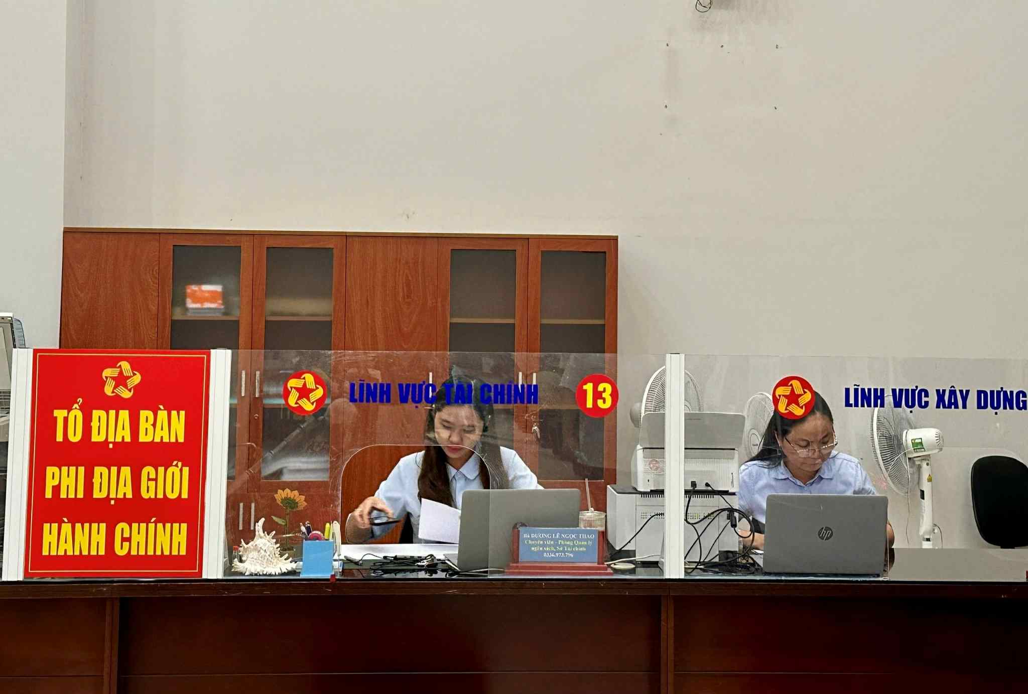 Tổ địa bàn phi địa giới hành chính hỗ trợ người dân tại phường Xóm Chiếu. Ảnh: Minh Tâm