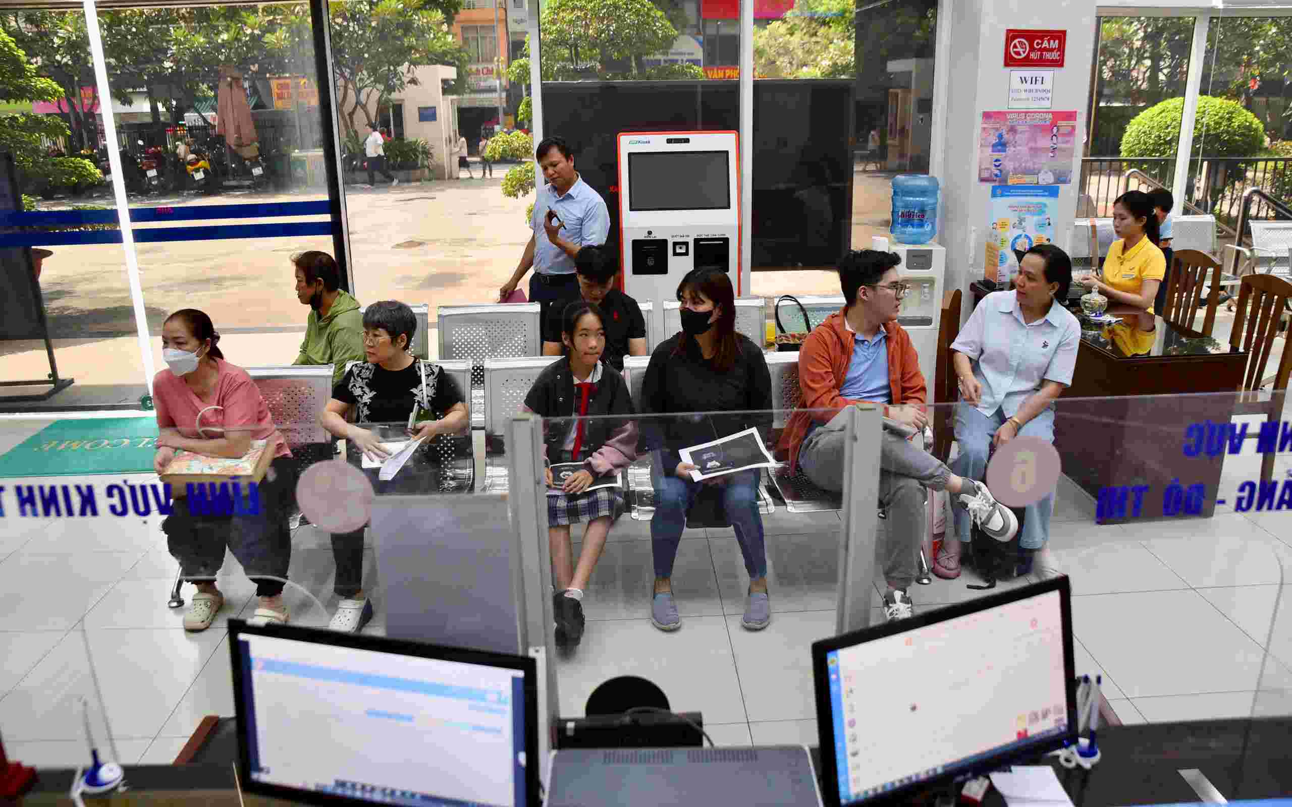 Không khí nhộn nhịp tại Trung tâm Phục vụ hành chính công phường Xóm Chiếu (TPHCM). Ảnh: Minh Tâm